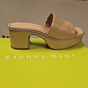 New in box Sandals 6.5M/ 7 (fit 7)